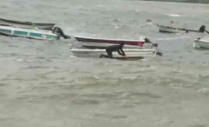 Tuzla’da batan teknesini kurtarmak için dalgalara aldırmadan denize girdi