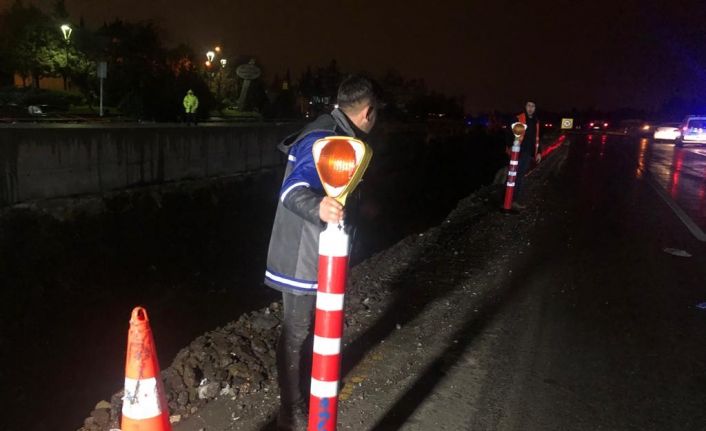 ’U’ dönüşü yapmak isteyen otomobil yol yapım inşaat alanına düştü: 3’ü çocuk 7 yaralı