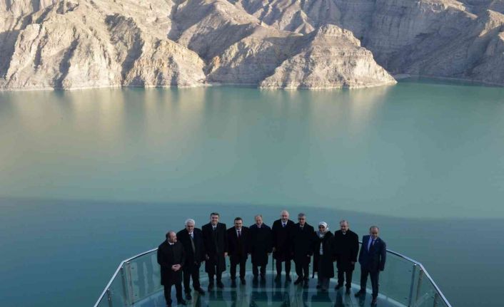 Ulaştırma ve Altyapı Bakanı Karaismailoğlu, Türkiye’nin en büyük cam terasını gezdi