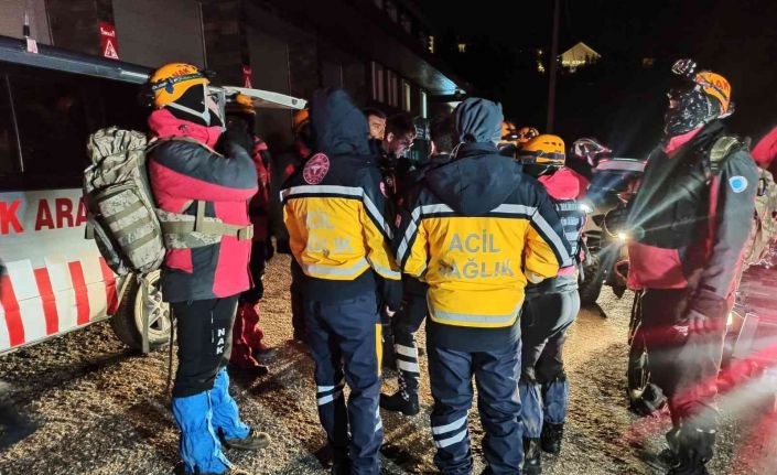 Uludağ’ın zirvesinde mahsur kalan 3 amatör dağcıya 14 saat sonra ulaşıldı