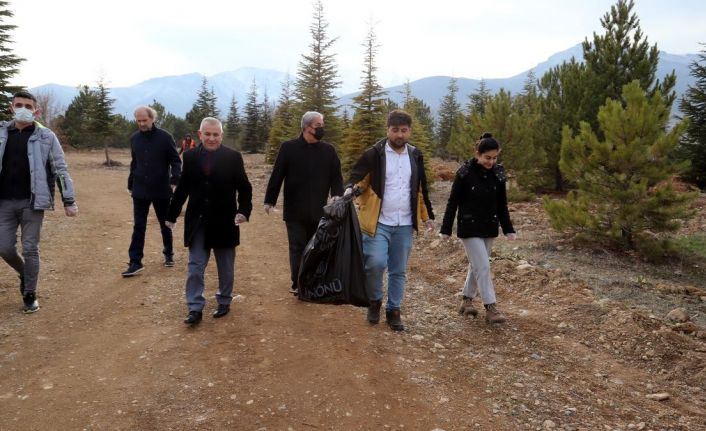 Üniversite öğrencileri atık topladı