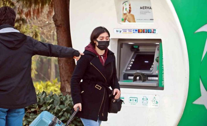 Üniversiteli genç kızın taşıyamadığı için kaldırımda bıraktığı valiz, polisi alarma geçirdi