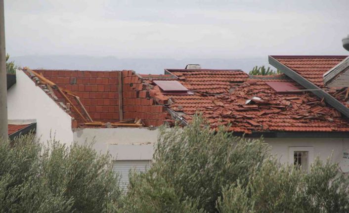 Ünlü tatil merkezi Çeşme’yi hortum vurdu: 20 evin çatısında hasar var