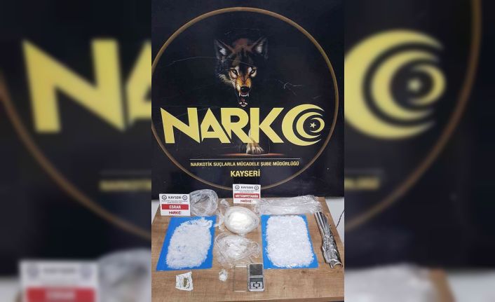 Uyuşturucu tacirleri polisten kaçamadı