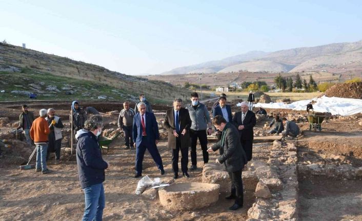 Vali Çuhadar Perre Antik Kentinde incelemeler yaptı