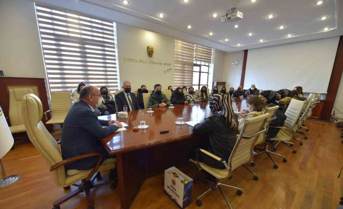 Vali Karadeniz, Soma Hüma Hatun Kız Anadolu İmam Hatip Lisesi öğrencileri ile buluştu