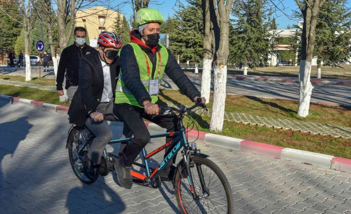 Vali Kızılkaya kendini görme engelli bireylerin yerine koydu, gözleri kapalı bisiklet kullandı