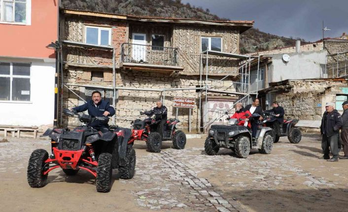 Vali tanıtım için protokolle ATV’ye binip köy içinde gezdi