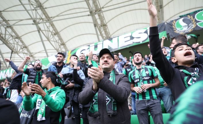 Vali tribünde taraftarla maç izledi, ortaya renkli görüntüler çıktı