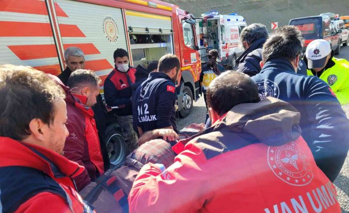 Van’da cam yüklü tır devrildi: 2 yaralı