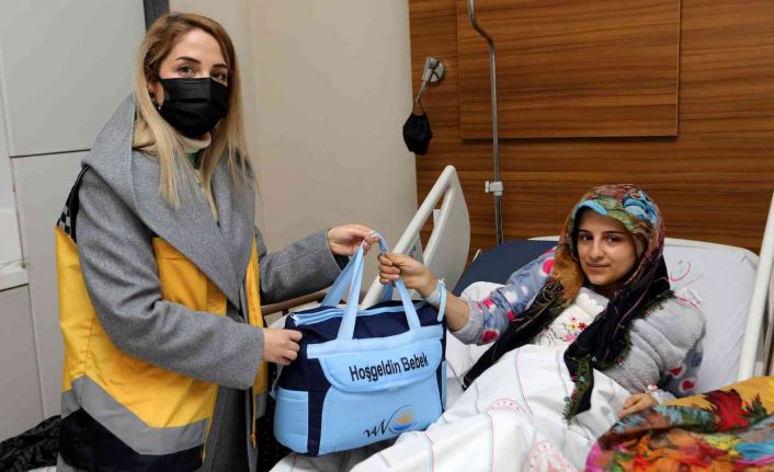 Van’da ‘Hoş Geldin Bebek’ projesiyle 3 bin 600 anneye bakım seti hediye edildi