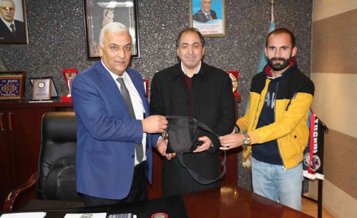 Vanlı taksici aracında unutulan para dolu çantayı İranlı sahibine teslim etti