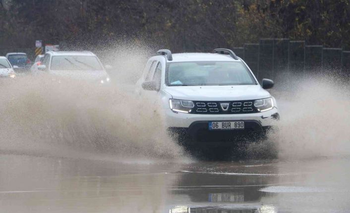 Yağmur sebebiyle göle dönen yollar trafiğe kapatıldı
