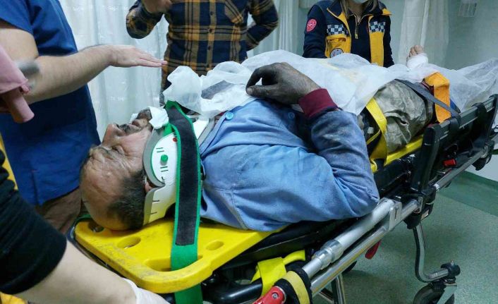 Yanan evinin çatısından düşerek hastanelik oldu