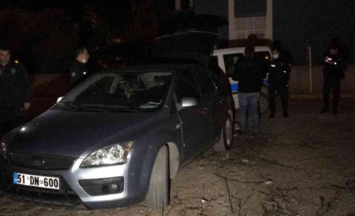 Yaralama suçundan aranan kişi otomobille polisten kaçtı, merdiven boşluğunda yakalandı