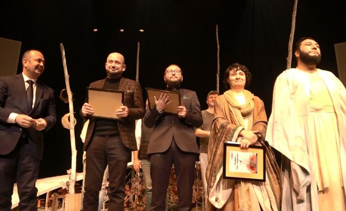 Yazar Burak Codur’un kaleme aldığı ‘‘Aradığın Seni Arayandır’’ isimli tiyatro oyunu ayakta alkışlandı