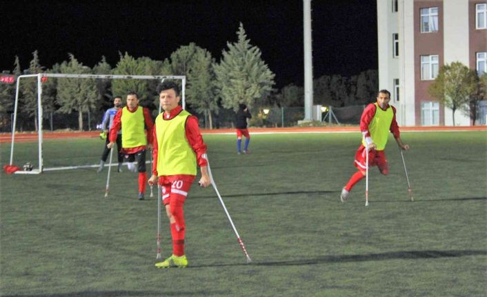 Yedek oyuncusu dahi olmaya takım geçtiğimiz yılın formalarıyla sahaya çıkıyor