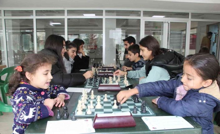 Yeni atanan öğretmen, kızının satrançta başarılı olması için Siirt’i tercih etti