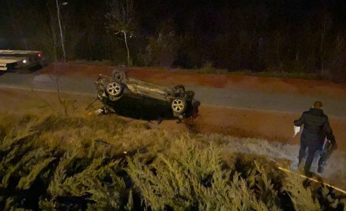 Yoldan çıkan otomobil yürüyüş yoluna devrildi: 1 yaralı