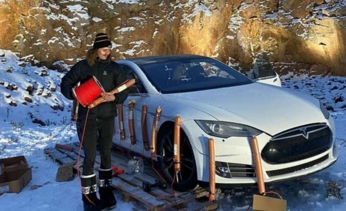 Yüksek onarım maliyetleri nedeniyle Tesla marka aracını dinamitle patlattı
