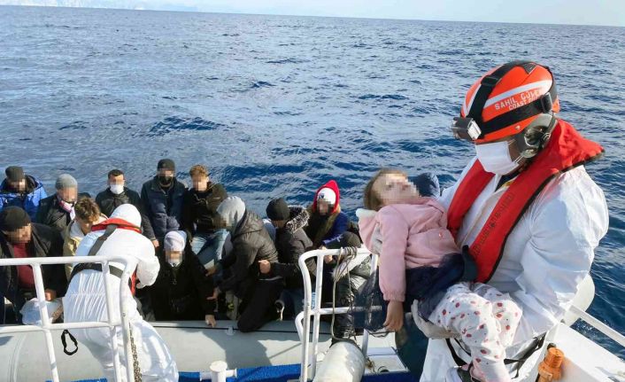 Yunanların ölüme terk ettiği göçmenleri Sahil Güvenlik kurtarıyor