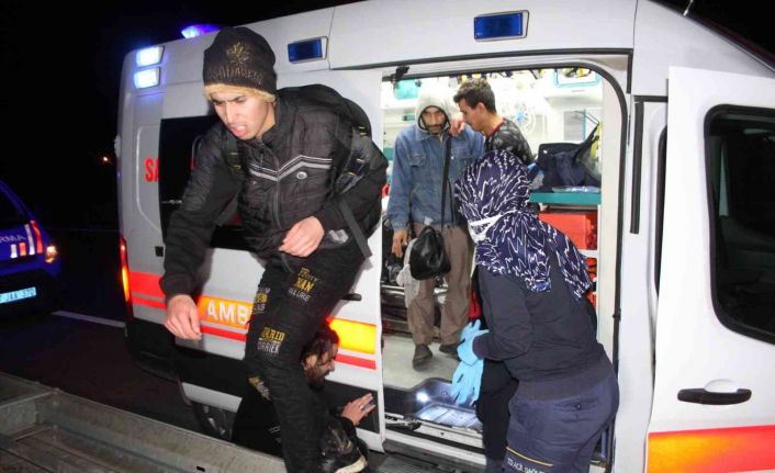 Yurt dışına kaçmak isterken tekneden atılan göçmenlerden kayıp olan 2’si için arama çalışması başlatıldı