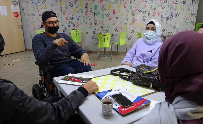 Yürüme engelli genç, Türkçe öğrenmek için 2 bin 500 kilometre yol kat etti