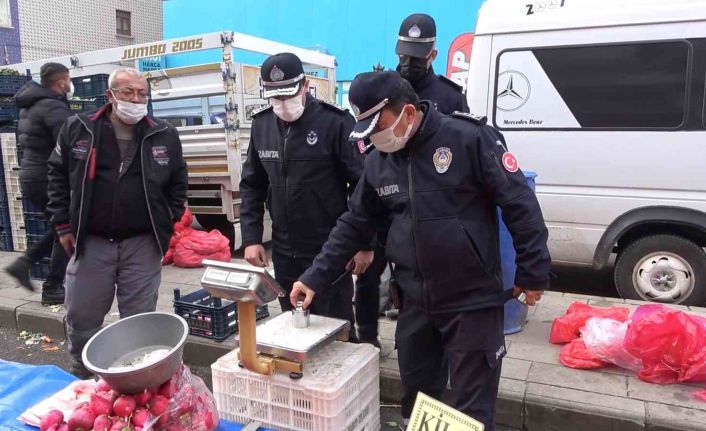 Zabıta kendi ağırlığını koydu: Semt pazarlarında etiket ve terazi denetimi