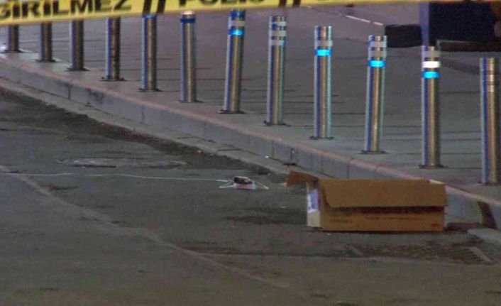 Zeytinburnu AK Parti İlçe Başkanlığı önündeki şüpheli paket fünye ile patlatıldı