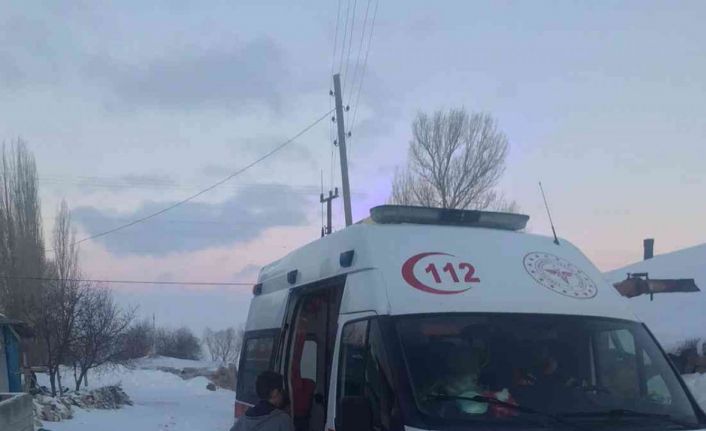 104 köy yolunda ulaşım sağlanamıyor, vakaya giden ambulans da yolda kaldı