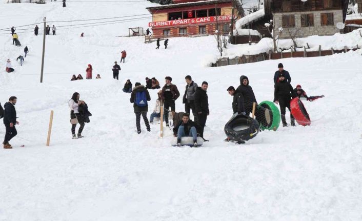 14. Ayder Kar Festivali’nin ilk günü renkli görüntülerle son buldu