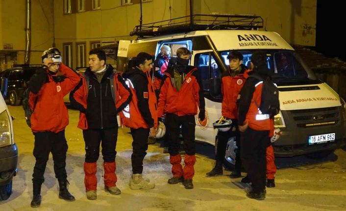 60 kilometre uzaktan havadan geldi, 2 bin 486 metre yüksekliğindeki zirvede mahsur kalan turisti kurtardı