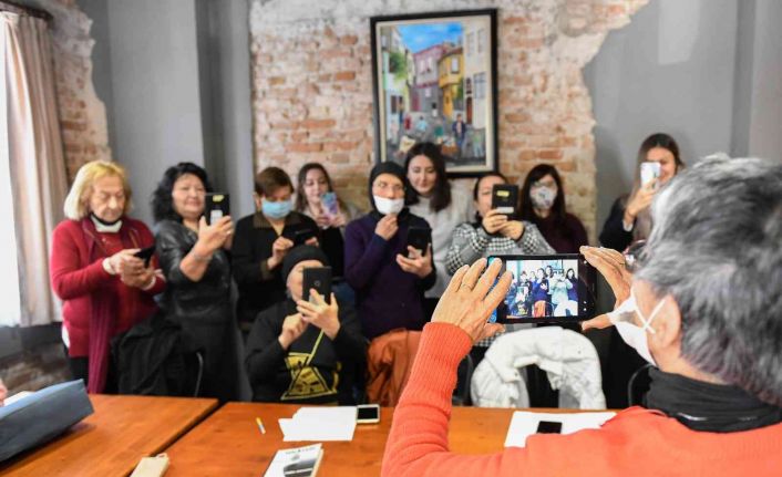 65 yaş ve üzeri kadınlar, torunlarıyla görüntülü görüşme yapmayı, internet üzerinden fatura ödemeyi öğreniyor.
