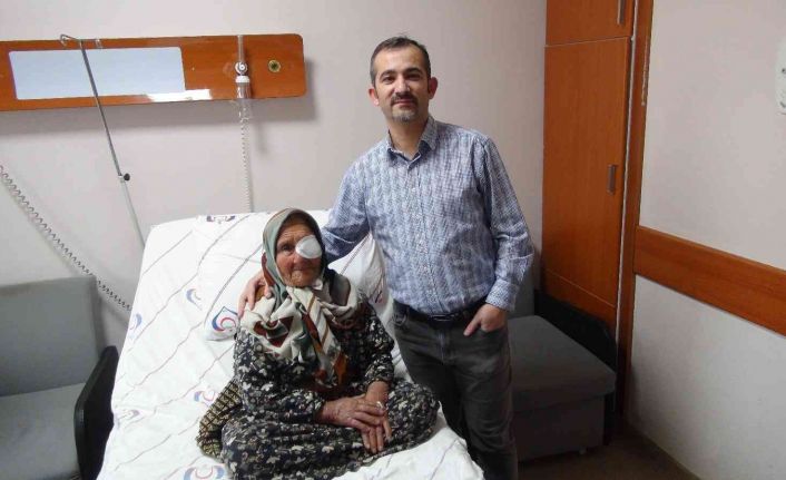 6 çocuklu 15 torun sahibi 97 yaşındaki Fadime nine ışığı gördü