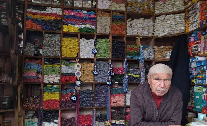 72 yaşındaki Alaattin amca 57 yıldır boncukçuluk yaparak  geçimini sağlıyor