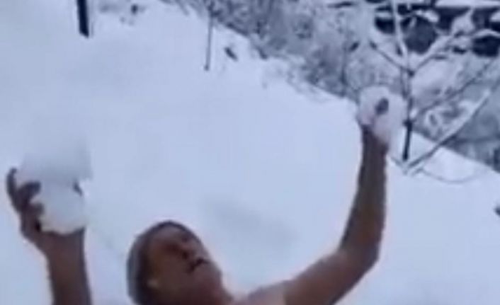 89 yaşındaki Rizeli Malik dede karın tadını kar banyosu yaparak çıkardı