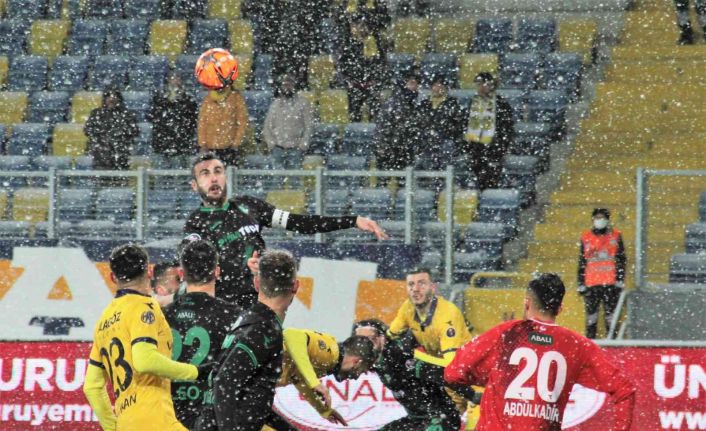A. Denizlispor: “Hakem hatalarının bedelini ödemek zorunda değiliz ve ödemeyeceğiz”