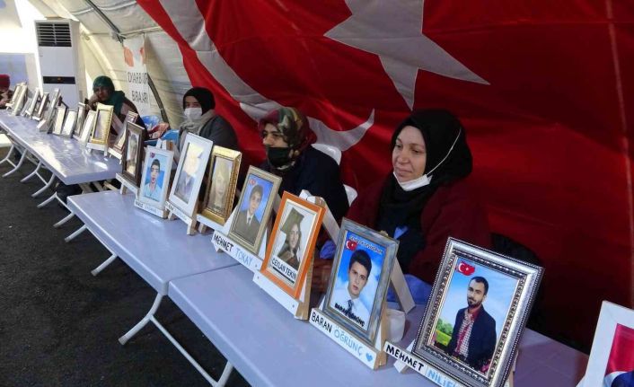 Acılı anne, hergün 50 kilometre uzaktan evlat nöbeti için geliyor