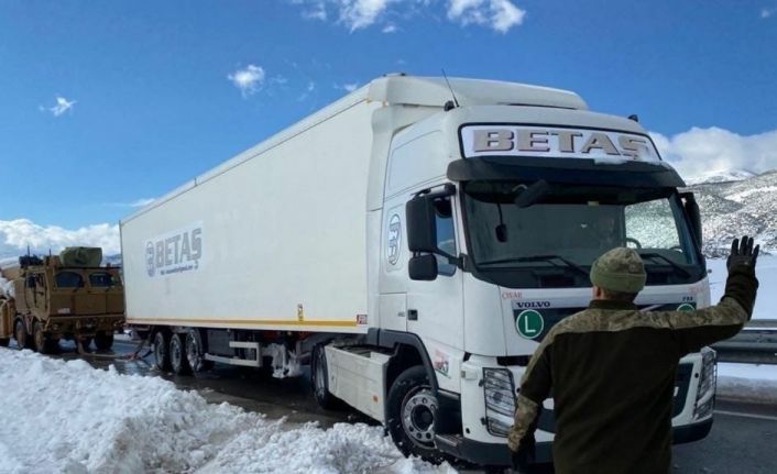 Adana-Gaziantep Otoyolu’nda mahsur kalanlar için 2 askeri helikopter gönderildi