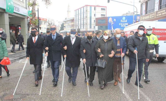 Adıyaman’da, kapalı gözlerle beyaz baston farkındalığı oluşturuldu