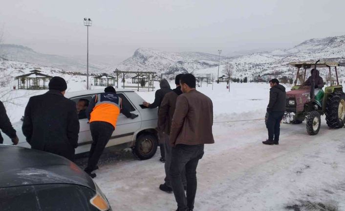 AFAD gönüllüleri karda mahsur kalan vatandaşlara destek çıkarak, sokak hayvanlarına yem bıraktı