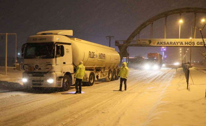 Aksaray-Adana ve Nevşehir karayolları kar ve tipi nedeniyle tırlara ulaşıma kapatıldı