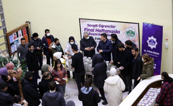 Aksaray Belediyesinden final haftasında öğrencilere çorba ve tatlı ikramı