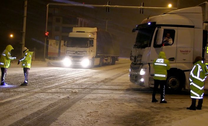 Aksaray-Konya karayolu kar ve tipi nedeniyle ulaşıma kapatıldı