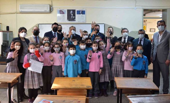 Aliağa’da karne heyecanı: 18 bin 300 öğrenci karne alarak tatile başladı