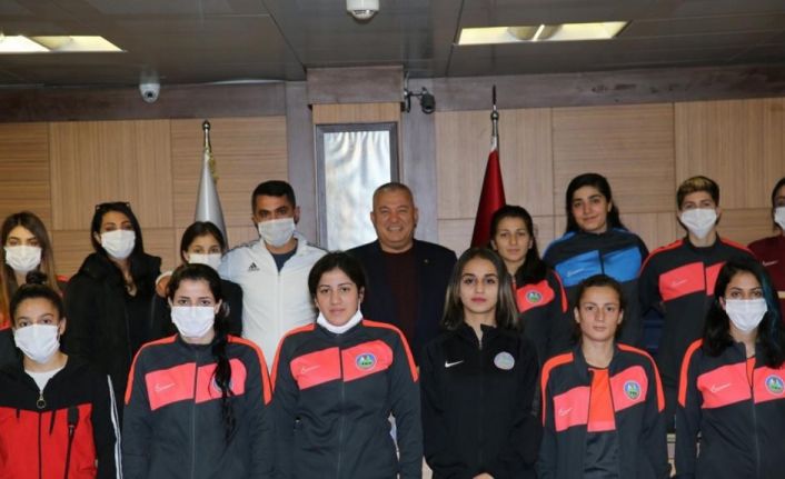 ALTSO Başkanı Şahin, Yüksekova Kadın Futbol Takımını ağırladı