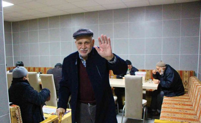 Amasya Belediyesi’nden yaşlılara, üniversitelilere ücretsiz çay ve çorba