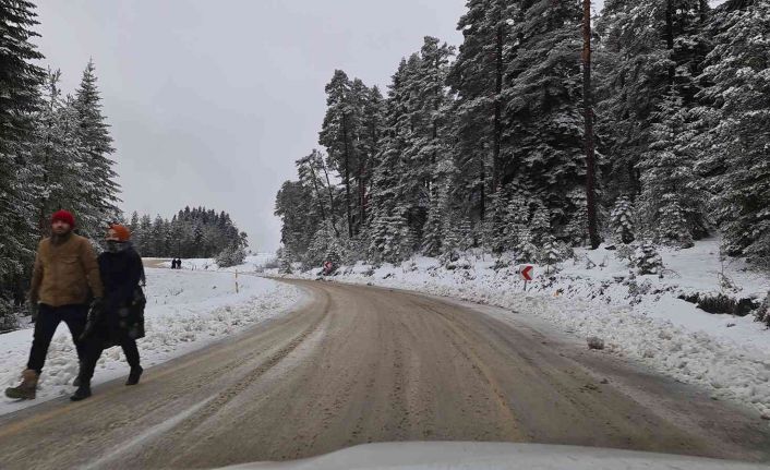 Aniden bastıran kar, kayak merkezi yolunda sürücüleri yolda bıraktı