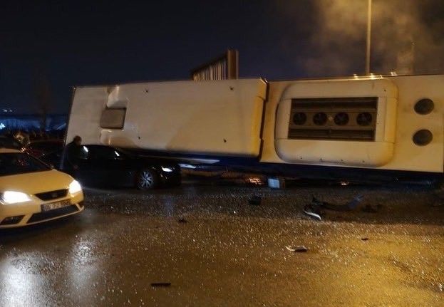 Ankara’da İstanbul yolu Batıkent girişinde, karşı şeride geçip bir aracın üzerine devrilen EGO otobüsüne kendi şeridinde giden araçlar çarptı. Olay yerine sağlık ekipleri sevk edildi.