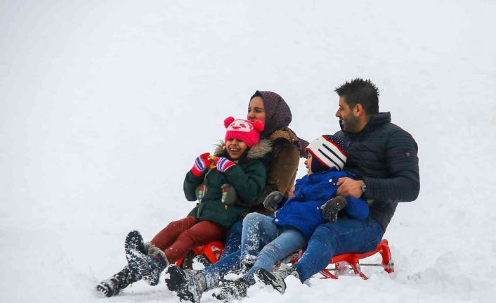Ankaralı öğrenciler yarıyıl tatilinin keyfini Elmadağ Kayak Merkezi’nde çıkarıyor